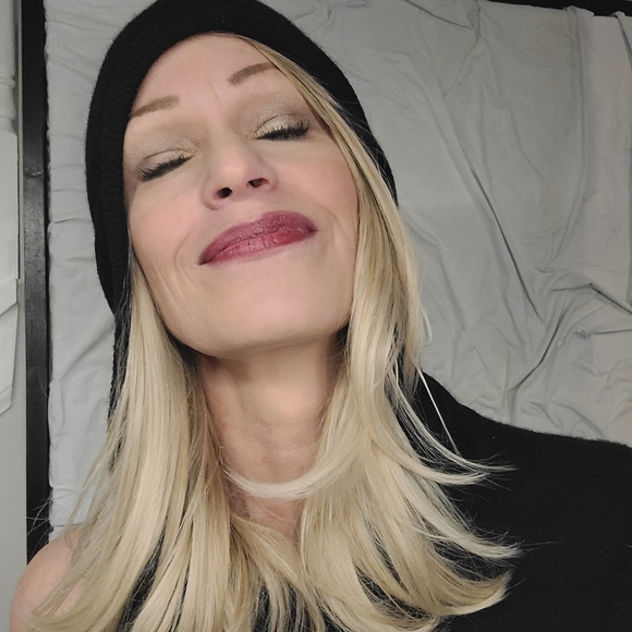 Darling, none of us are made out of money... But we can look like we are. 💃🏼👠 - Picture 7 of 8